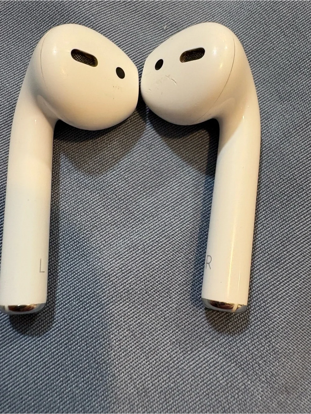 Apple airpods gen 2.